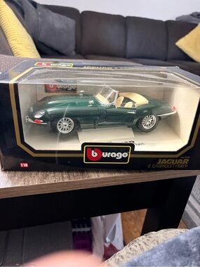 Bburago 1:18 Jaguar E-Type Cabriolet (1961) Diecast - British Racing Green